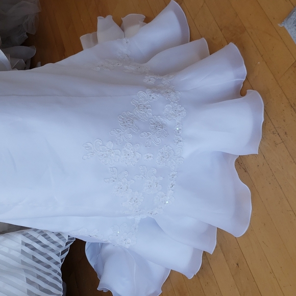Beautiful bright white wedding dress with unique hem line - Picture 3 of 5